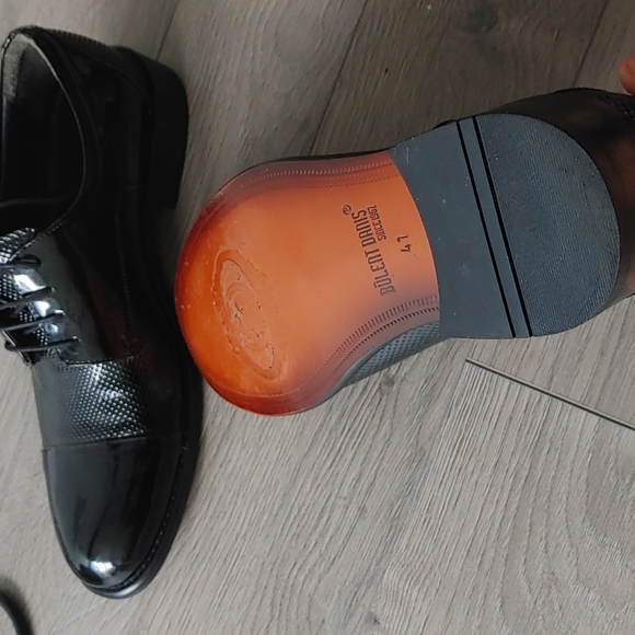 Shiny dress shoes - Picture 3 of 3